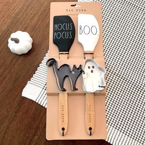 Rae Dunn. Spatula & Cutter Set for Halloween.